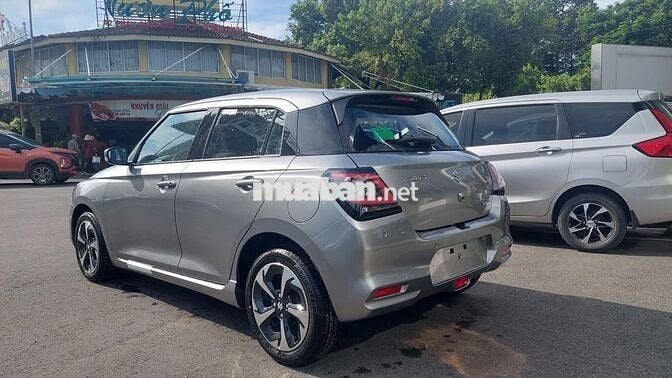 Suzuki Swift 2025 màu xám giao ngay