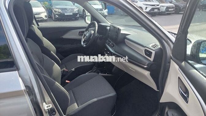 Suzuki Swift 2025 màu xám giao ngay