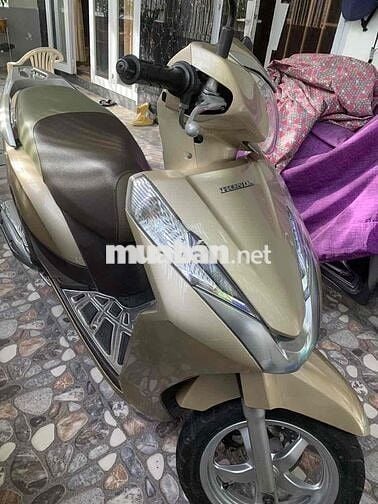 Honda Lead màu vàng nâu