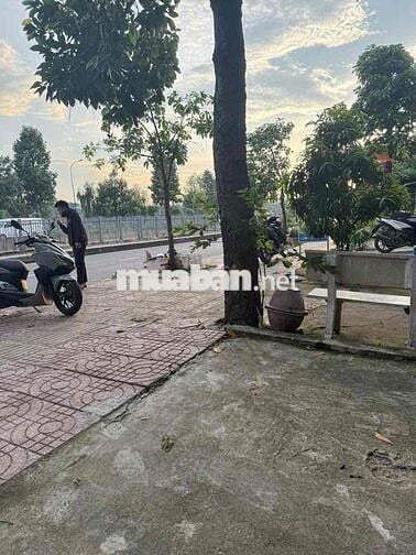 BÁN ĐẤT TẶNG NHÀ MẶT TIỀN KÊNH NƯỚC ĐEN