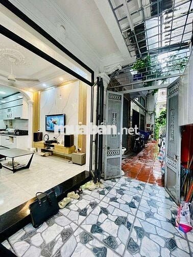 8 tỷ - sở hữu ngay nhà Đường Láng, 36m * 5 tầng, gần phố, sổ chính chủ
