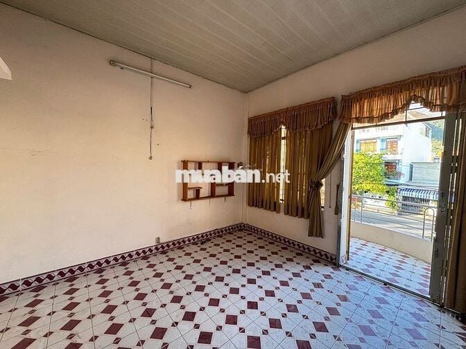 Nhà mặt tiền 2/4 Nha Trang, DT 80m2 ngang 4m phù hợp đầu tư kinh doanh