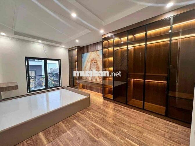 CẮT LỖ BÁN GẤP NHÀ LẠC LONG QUÂN THANG MÁY 62M GIÁ 12.9 TỶ