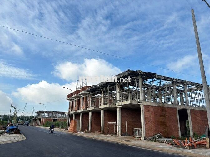 Nhà 1 trệt 1 lầu, 5x16, sổ riêng, nhựa 13m, đg Hùng Vương, Tp Bến Cát