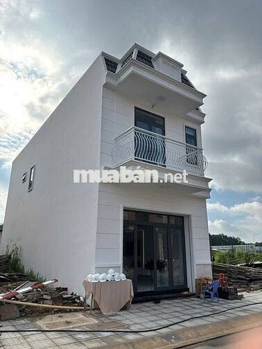Nhà 1 trệt 1 lầu, 5x16, sổ riêng, nhựa 13m, đg Hùng Vương, Tp Bến Cát