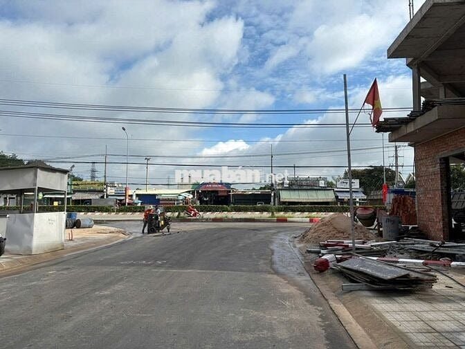 Nhà 1 trệt 1 lầu, 5x16, sổ riêng, nhựa 13m, đg Hùng Vương, Tp Bến Cát