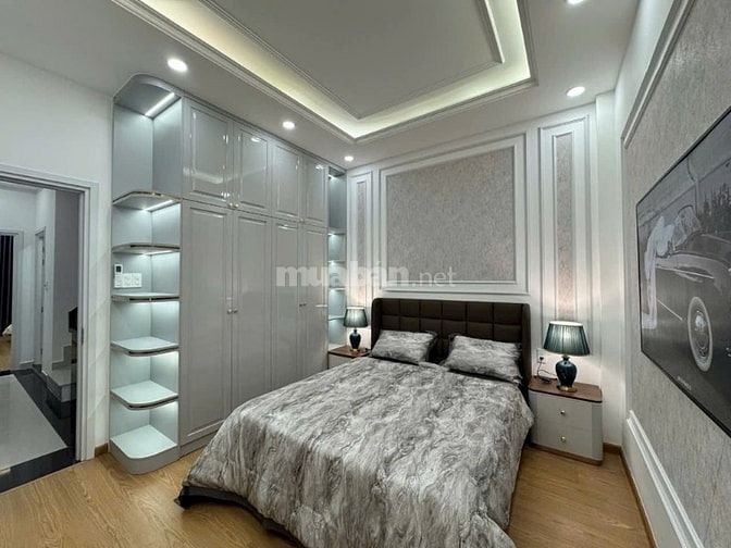 NHÀ MẶT TIỀN ĐƯỜNG LÝ PHỤC MAN Q7 XE Ô TÔ ĐẬU TRONG NHÀ 