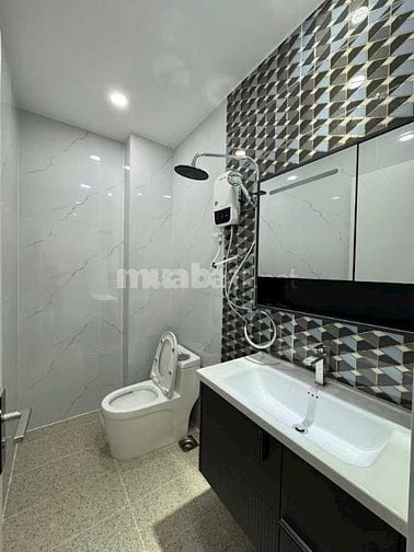 NHÀ MẶT TIỀN ĐƯỜNG LÝ PHỤC MAN Q7 XE Ô TÔ ĐẬU TRONG NHÀ 