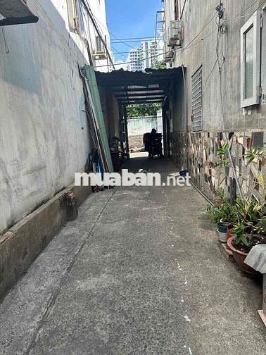 nhà chính chủ cần bán . DT 4,2x4 .2 lầu 2 phòng .3 tolet . hẻm 3m