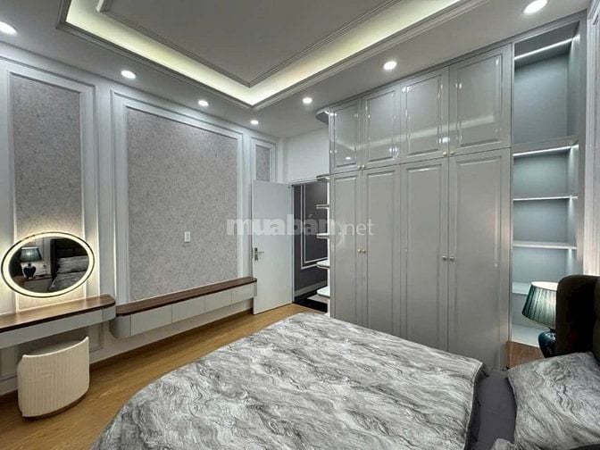 NHÀ MẶT TIỀN ĐƯỜNG LÝ PHỤC MAN Q7 XE Ô TÔ ĐẬU TRONG NHÀ 