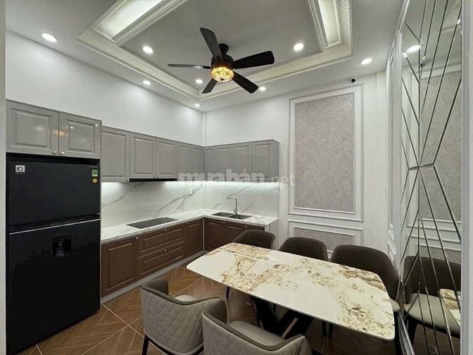 NHÀ MẶT TIỀN ĐƯỜNG LÝ PHỤC MAN Q7 XE Ô TÔ ĐẬU TRONG NHÀ 