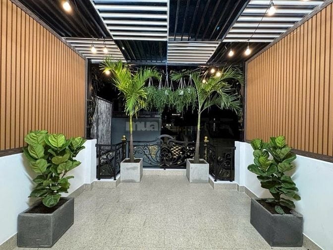 NHÀ MẶT TIỀN ĐƯỜNG LÝ PHỤC MAN Q7 XE Ô TÔ ĐẬU TRONG NHÀ 