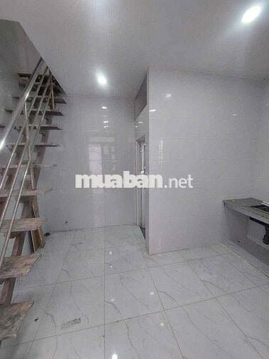 nhà chính chủ cần bán . DT 4,2x4 .2 lầu 2 phòng .3 tolet . hẻm 3m