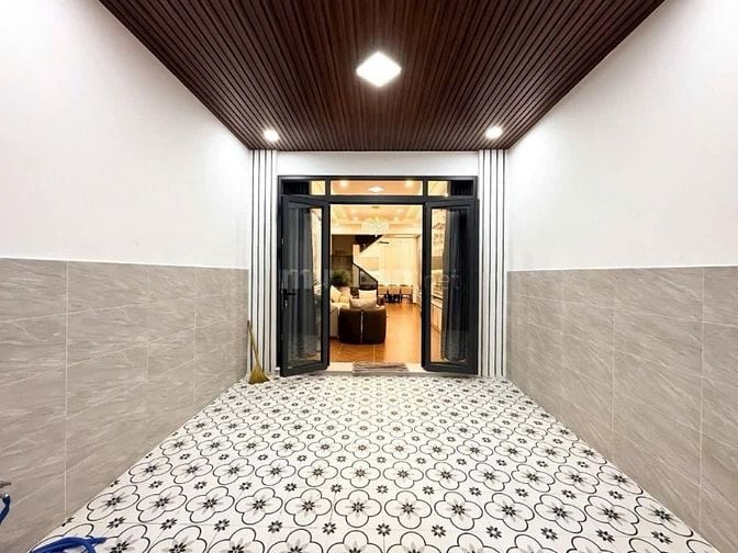 NHÀ MẶT TIỀN ĐƯỜNG LÝ PHỤC MAN Q7 XE Ô TÔ ĐẬU TRONG NHÀ 