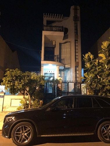 Nhà ở chính chủ, đẹp thoáng mát, hướng đông, mặt tiền đường rộng 16m, 