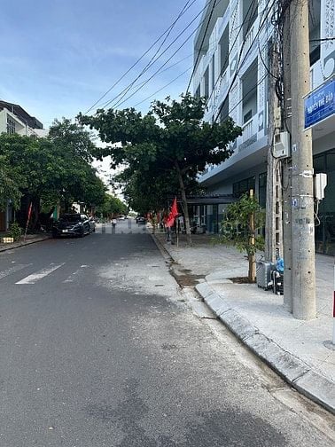 Nhà ở chính chủ, đẹp thoáng mát, hướng đông, mặt tiền đường rộng 16m, 