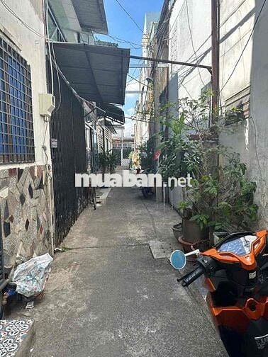 nhà chính chủ cần bán . DT 4,2x4 .2 lầu 2 phòng .3 tolet . hẻm 3m