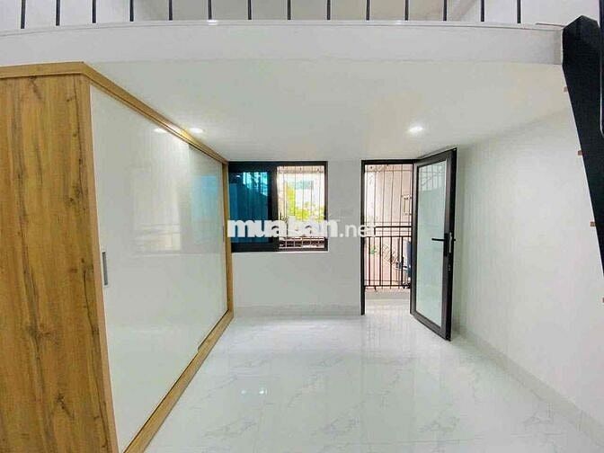 Phòng có gác 30m2, cửa sổ trời, Ngã Tư Hàng Xanh, gần đh FTU, GTVT