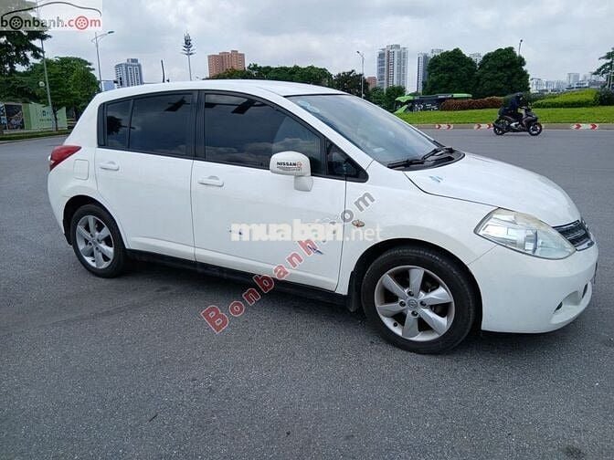 Gia đình bán Nissan Tiida số tự động