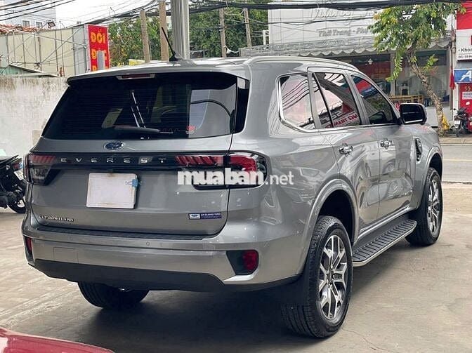 Ford Everest 2023 Titanium 4x2 odo 3v, có vay NH