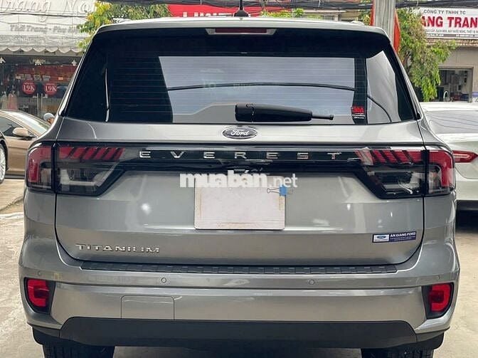 Ford Everest 2023 Titanium 4x2 odo 3v, có vay NH