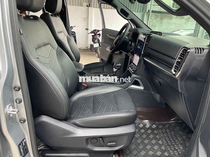 Ford Everest 2023 Titanium 4x2 odo 3v, có vay NH