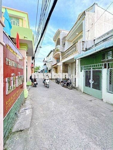 NHÀ TRỆT LẦU 3 PHÒNG NGỦ ĐỐI DIỆN TRƯỜNG MẪU GIÁO LÊ BÌNH HẺM Ô TÔ