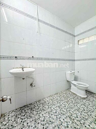 NHÀ TRỆT LẦU 3 PHÒNG NGỦ ĐỐI DIỆN TRƯỜNG MẪU GIÁO LÊ BÌNH HẺM Ô TÔ