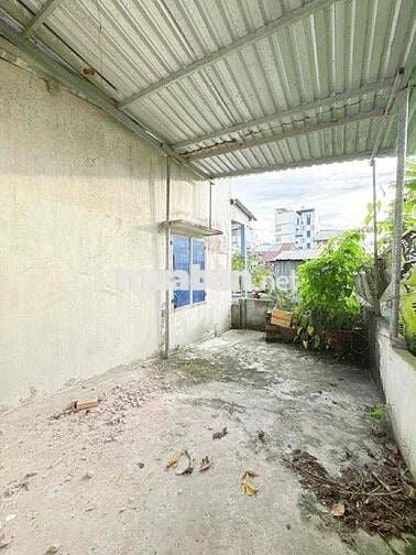 NHÀ TRỆT LẦU 3 PHÒNG NGỦ ĐỐI DIỆN TRƯỜNG MẪU GIÁO LÊ BÌNH HẺM Ô TÔ