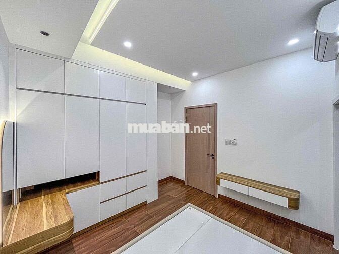 NHÀ TRỆT LẦU MỚI XÂY KIẾN TRÚC HIỆN ĐẠI - 3 PHÒNG NGỦ. NGAY BỜ KÈ TẦM