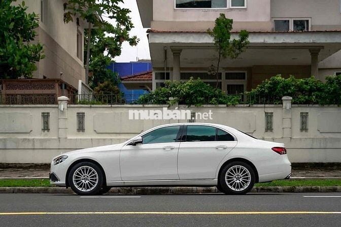 Mercedes Benz_E200 Exclusive - 2022 Bank 90%