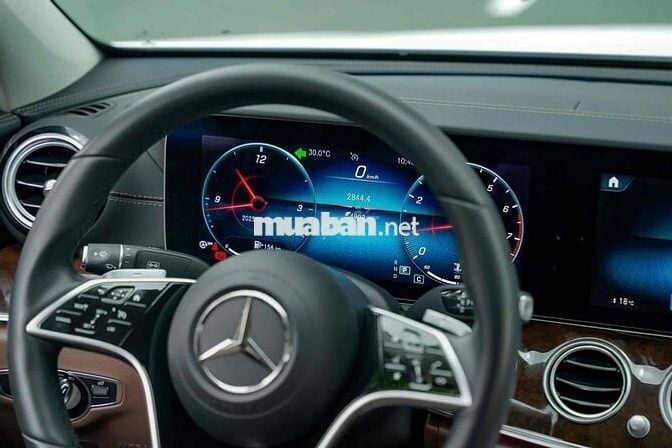 Mercedes Benz_E200 Exclusive - 2022 Bank 90%