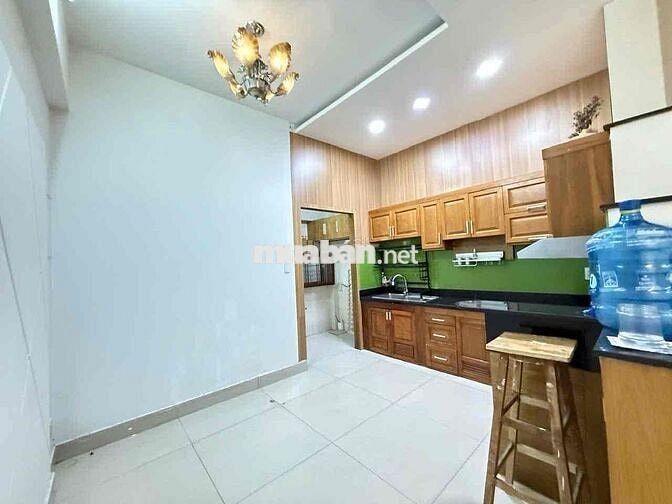 Nhà 2 Lầu Sẵn 3 Máy Lạnh Ngay Cao Đẳng Điện Lực