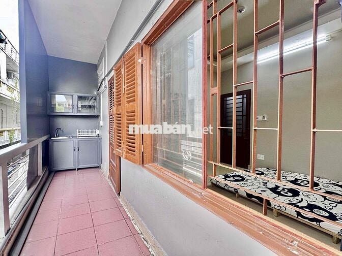 Căn hộ CC full nội thất có ban công lớn tách bếp kế HV Hàng Không 200m