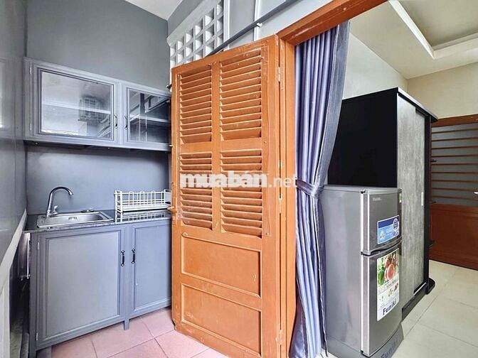 Căn hộ CC full nội thất có ban công lớn tách bếp kế HV Hàng Không 200m