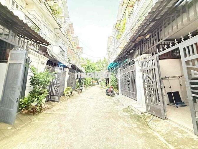 Nhà 2 Lầu Sẵn 3 Máy Lạnh Ngay Cao Đẳng Điện Lực