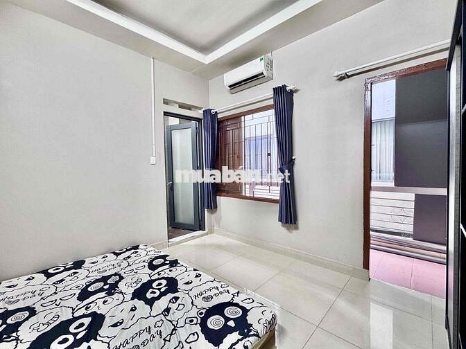 Căn hộ CC full nội thất có ban công lớn tách bếp kế HV Hàng Không 200m
