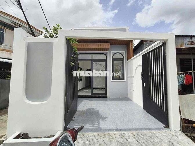 NHÀ cấp 4 đẹp rẻ. Thuộc phường LONG CHÂU (phường 2 củ) cách bờ kè Hoàn