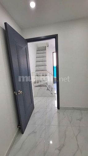 Cần bán gấp nhà mới, tuyệt đẹp, 1trệt, 2 lầu, Hẻm 330 Âu Dương Lân, P3