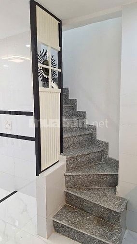 Cần bán gấp nhà mới, tuyệt đẹp, 1trệt, 2 lầu, Hẻm 330 Âu Dương Lân, P3