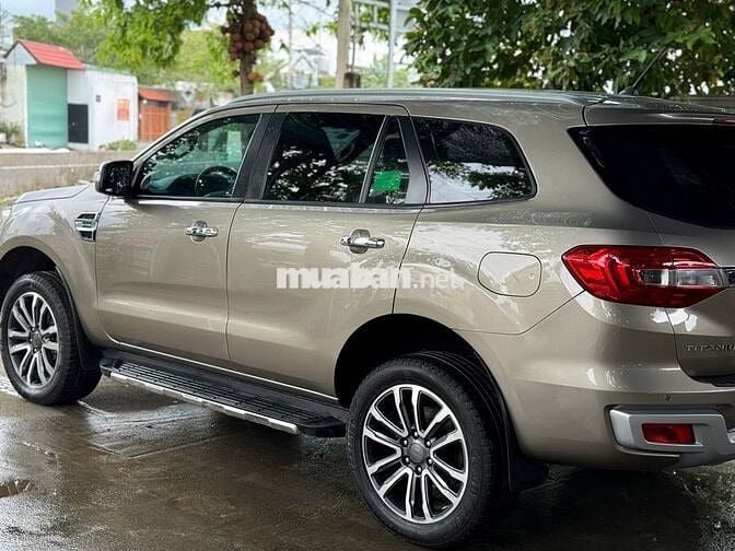 Bán Ford Everest 2019 Titanium 2 cầu AT 4WD Vàng