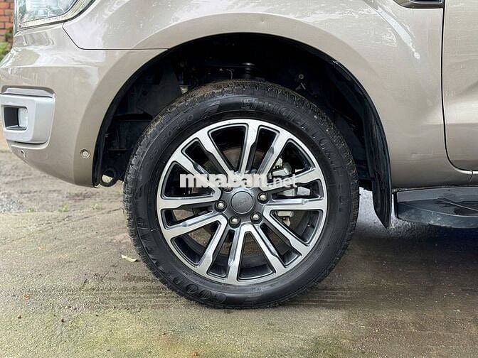 Bán Ford Everest 2019 Titanium 2 cầu AT 4WD Vàng