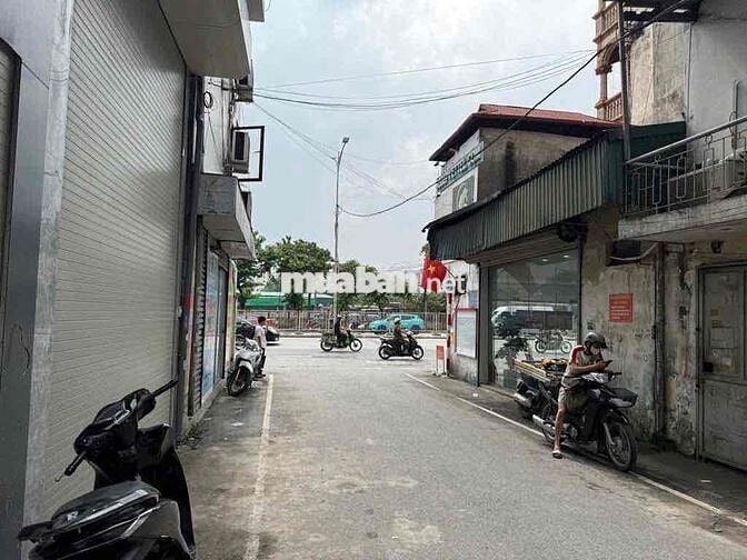 BÁN NHÀ CẤP 4 PHỐ GIẢI PHÓNG 28M2 Ô TÔ ĐỖ CỔNG - CÁCH MẶT PHỐ 20M