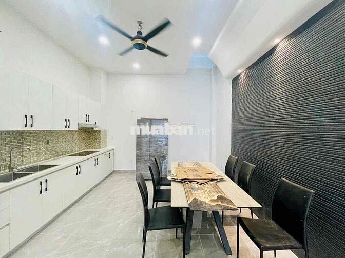 Nhà Phố Mới Xây DT 240m2 1Trệt 3Lầu 4Pn 5Wc Bảo Vệ 24/24 An Ninh