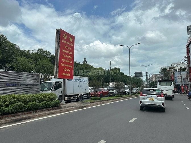 Biệt thự 3L mái Thái 1316m2 ngang khủng 53m đường 16m sát Tô Ký 56 tỷ.