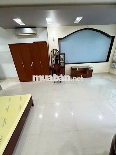 Phòng bancol MT đg Phạm Hùng Nối Dài gần ĐH UEH, Rmit. Full Nội Thất .