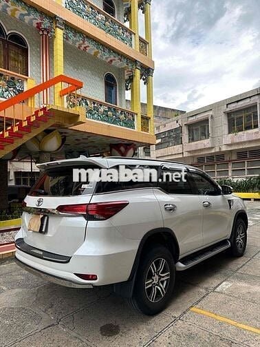Toyota Fortuner dầu cuối 2022 số tự động mới 90%