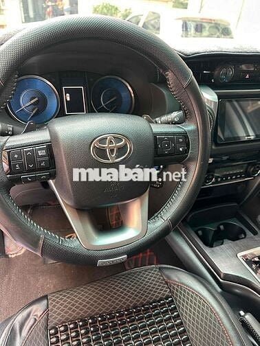 Toyota Fortuner dầu cuối 2022 số tự động mới 90%