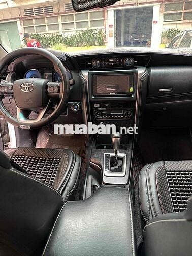 Toyota Fortuner dầu cuối 2022 số tự động mới 90%