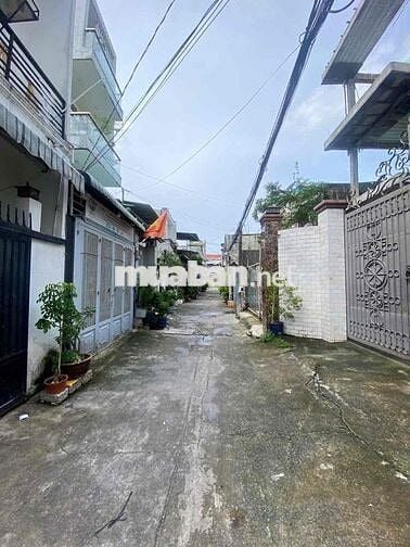 bán gấp nhà cấp 4 đường 520 QL13. Diện tích 129,3m2 , sổ hồng riêng.